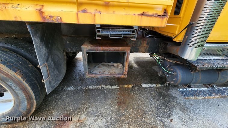 image for item LM9538 2006 International 7400  dump truck