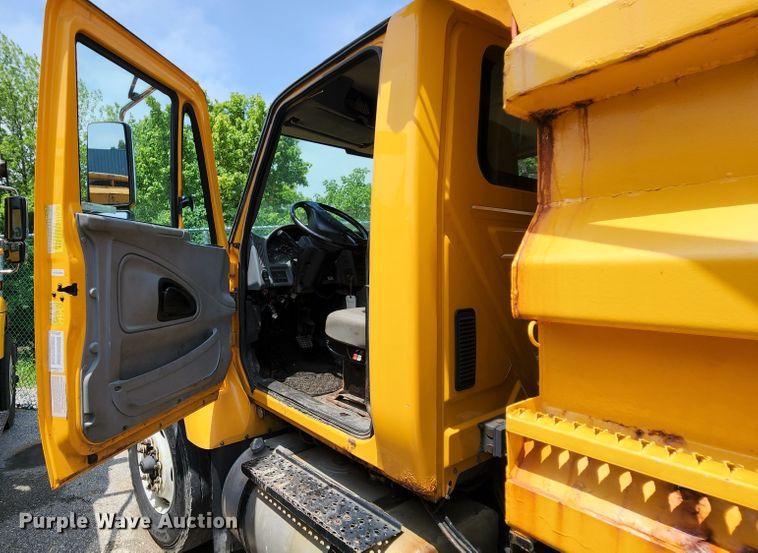 image for item LM9538 2006 International 7400  dump truck