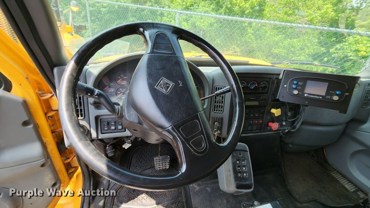 image for item LM9538 2006 International 7400  dump truck