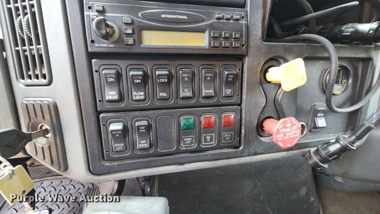 image for item LM9538 2006 International 7400  dump truck