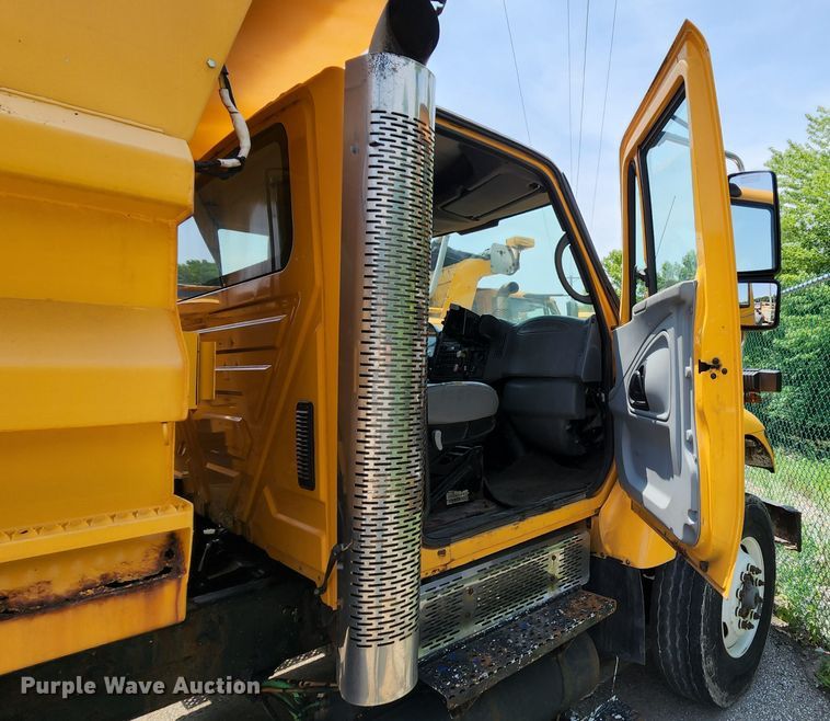 image for item LM9538 2006 International 7400  dump truck