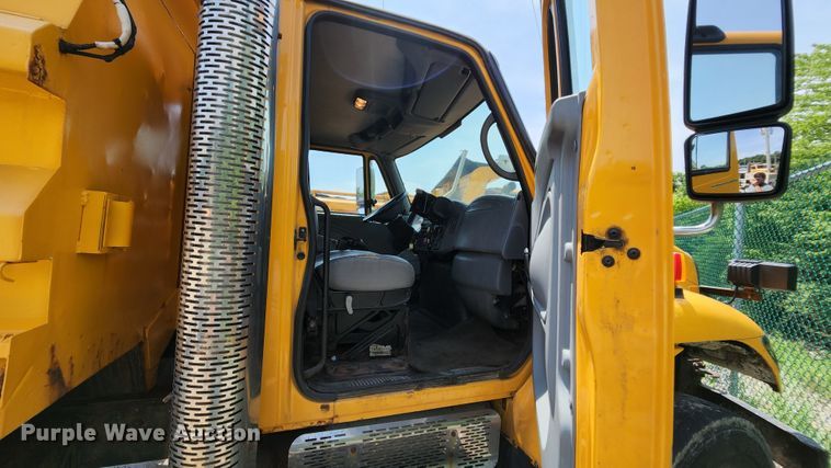 image for item LM9538 2006 International 7400  dump truck