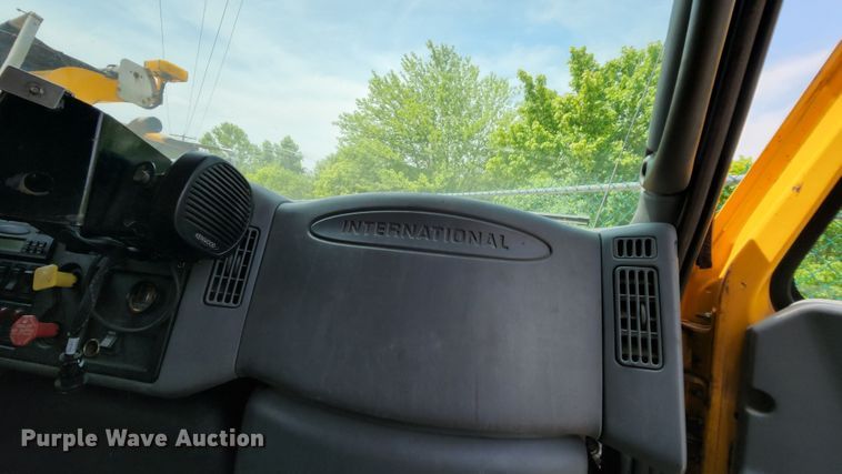 image for item LM9538 2006 International 7400  dump truck