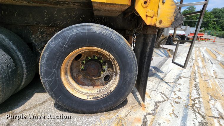 image for item LM9538 2006 International 7400  dump truck