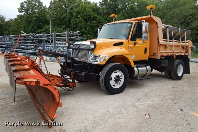 image for item LM9540 2004 International 7400  dump truck