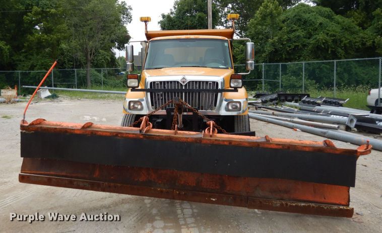 image for item LM9540 2004 International 7400  dump truck