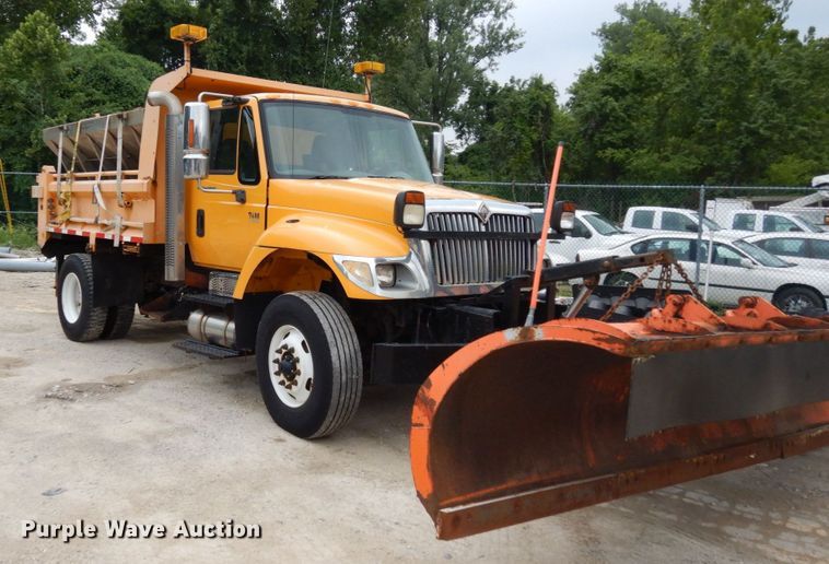 image for item LM9540 2004 International 7400  dump truck