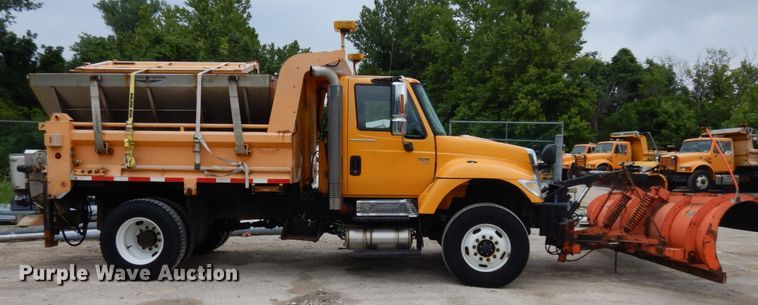 image for item LM9540 2004 International 7400  dump truck