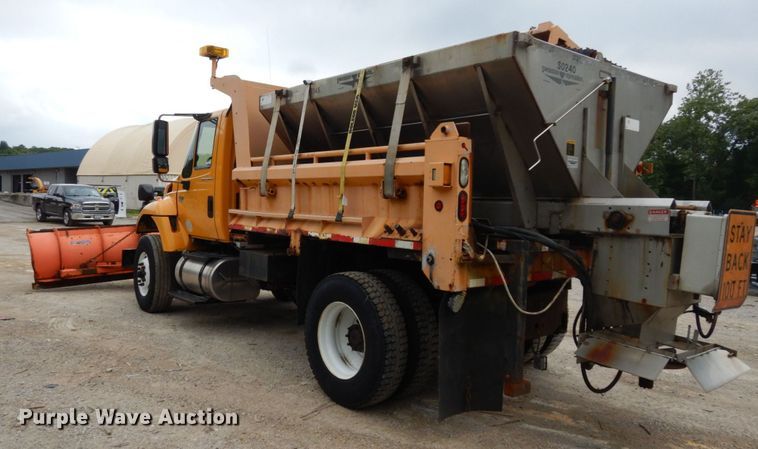 image for item LM9540 2004 International 7400  dump truck