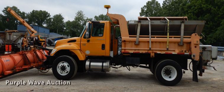 image for item LM9540 2004 International 7400  dump truck