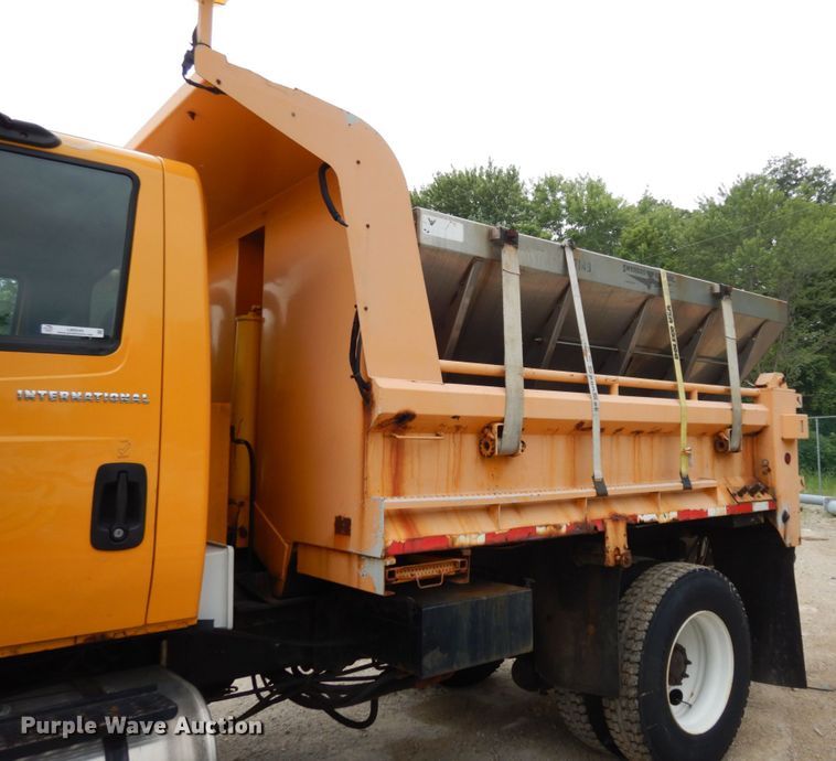 image for item LM9540 2004 International 7400  dump truck