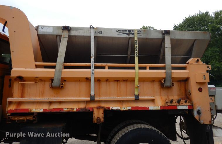 image for item LM9540 2004 International 7400  dump truck