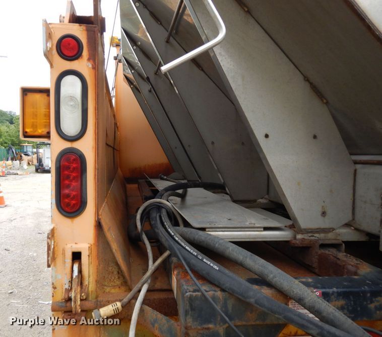 image for item LM9540 2004 International 7400  dump truck