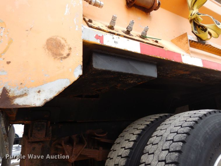 image for item LM9540 2004 International 7400  dump truck