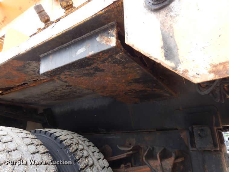 image for item LM9540 2004 International 7400  dump truck