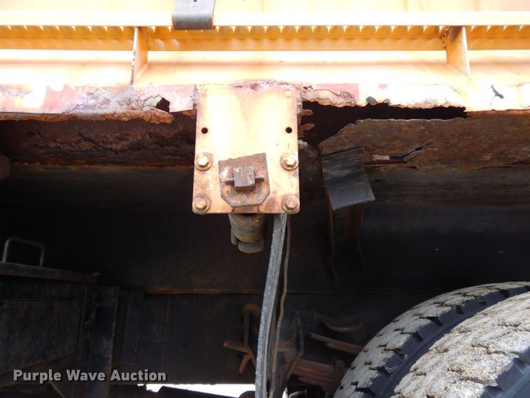 image for item LM9540 2004 International 7400  dump truck