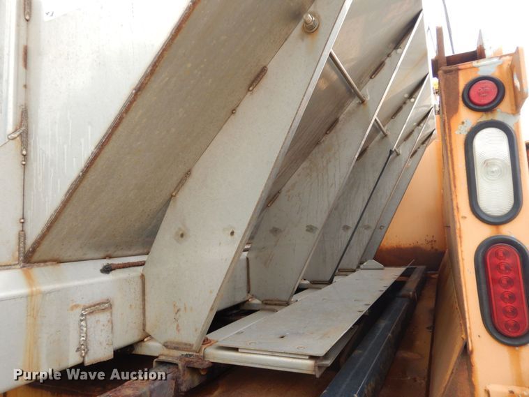 image for item LM9540 2004 International 7400  dump truck