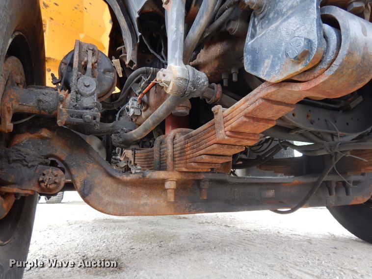 image for item LM9540 2004 International 7400  dump truck