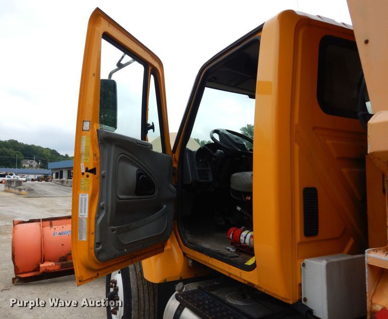 image for item LM9540 2004 International 7400  dump truck