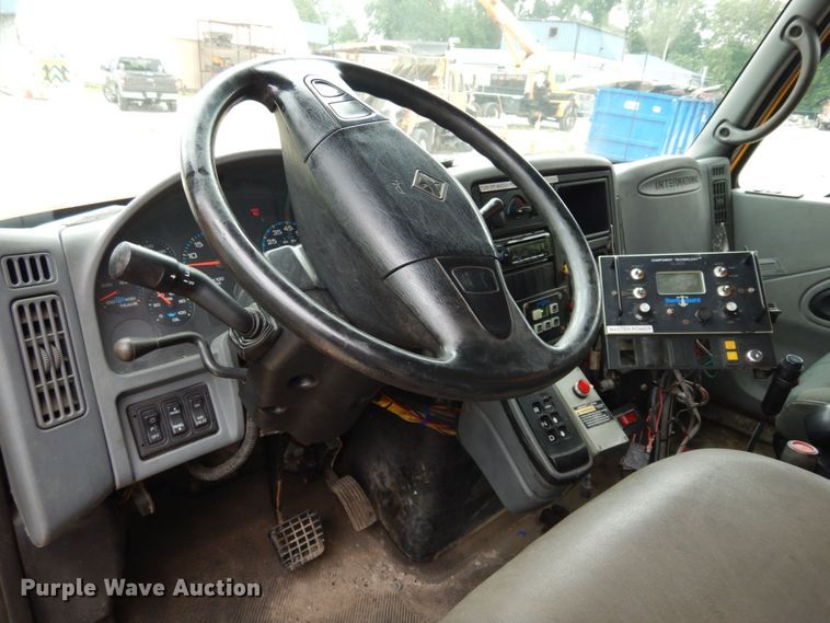 image for item LM9540 2004 International 7400  dump truck