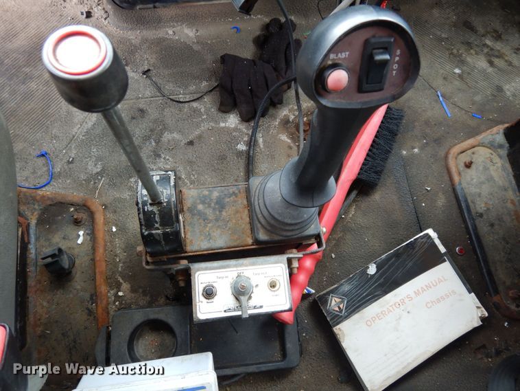 image for item LM9540 2004 International 7400  dump truck