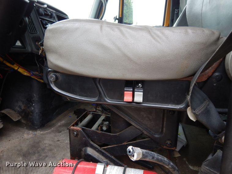 image for item LM9540 2004 International 7400  dump truck