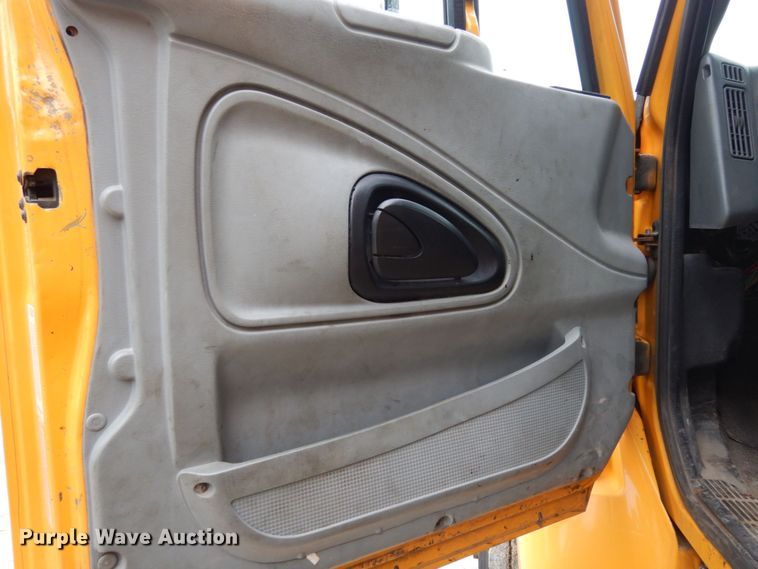 image for item LM9540 2004 International 7400  dump truck