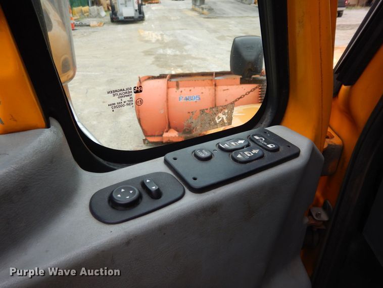 image for item LM9540 2004 International 7400  dump truck