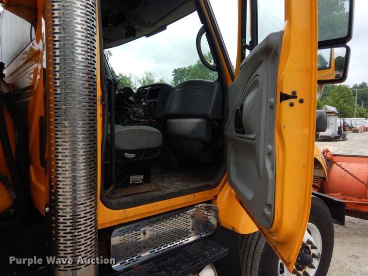image for item LM9540 2004 International 7400  dump truck