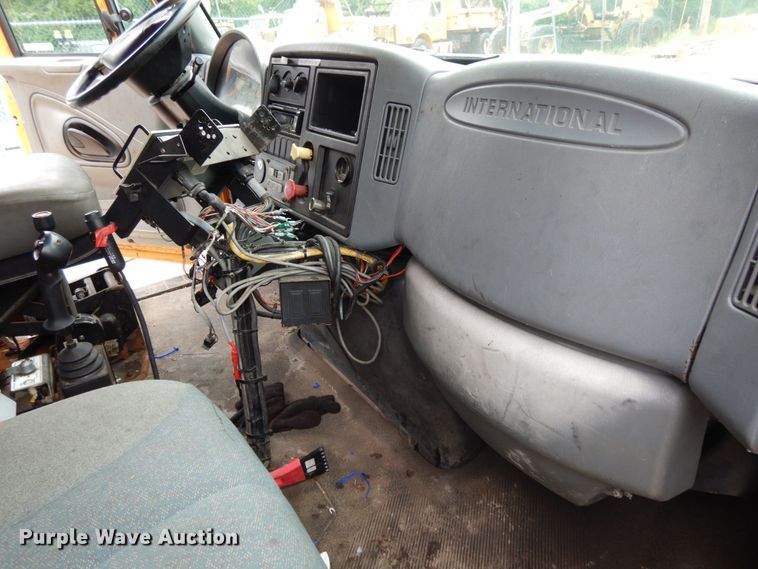 image for item LM9540 2004 International 7400  dump truck