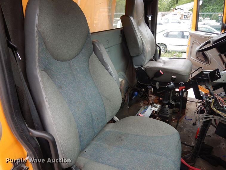 image for item LM9540 2004 International 7400  dump truck