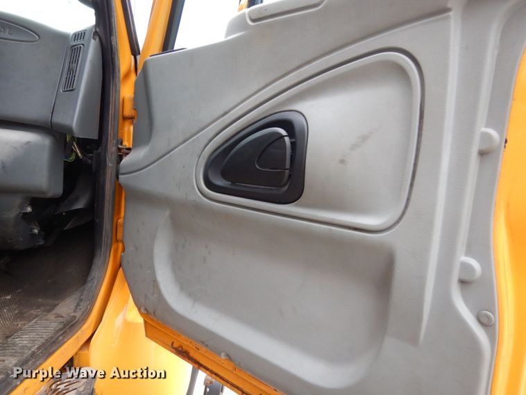 image for item LM9540 2004 International 7400  dump truck