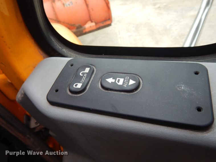 image for item LM9540 2004 International 7400  dump truck