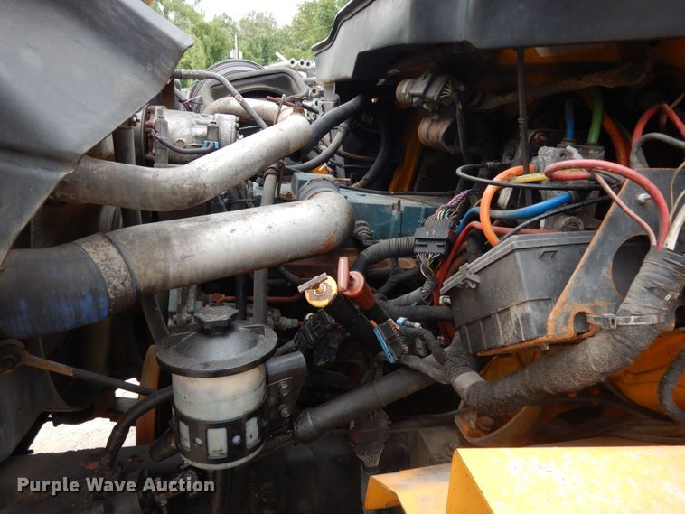 image for item LM9540 2004 International 7400  dump truck