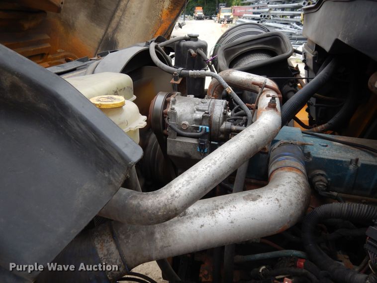 image for item LM9540 2004 International 7400  dump truck