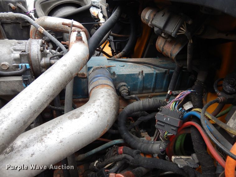 image for item LM9540 2004 International 7400  dump truck