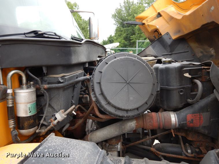 image for item LM9540 2004 International 7400  dump truck