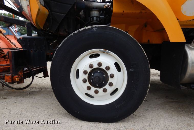 image for item LM9540 2004 International 7400  dump truck