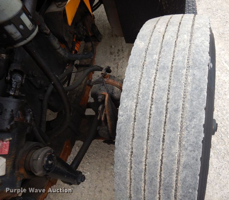 image for item LM9540 2004 International 7400  dump truck