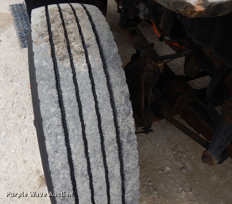 image for item LM9540 2004 International 7400  dump truck