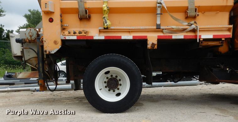 image for item LM9540 2004 International 7400  dump truck