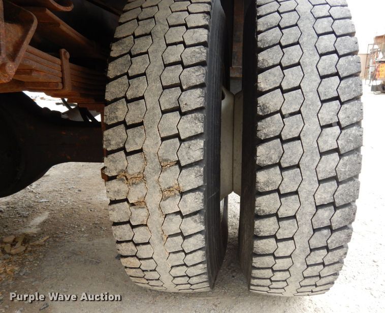 image for item LM9540 2004 International 7400  dump truck