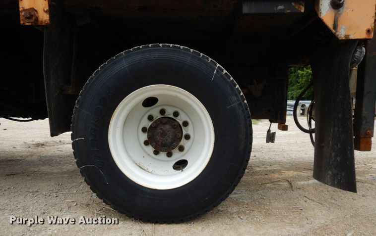 image for item LM9540 2004 International 7400  dump truck