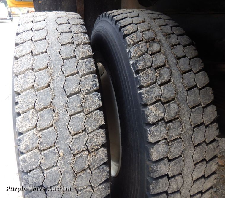 image for item LM9540 2004 International 7400  dump truck