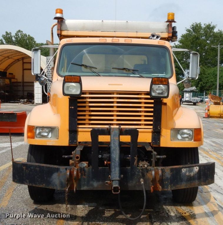 image for item LM9542 2001 International 4900  dump truck