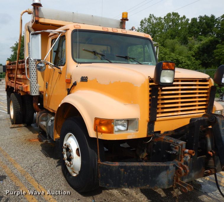 image for item LM9542 2001 International 4900  dump truck