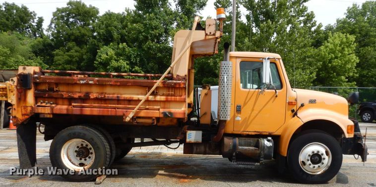 image for item LM9542 2001 International 4900  dump truck
