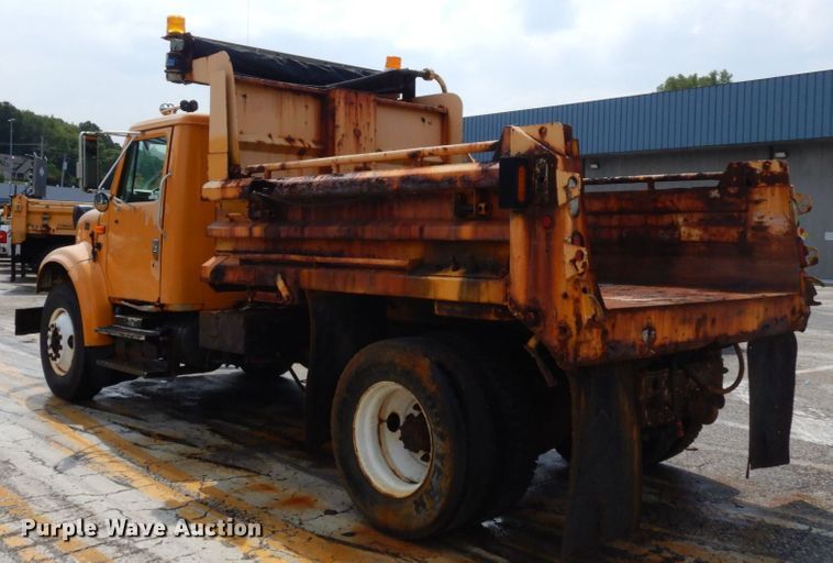 image for item LM9542 2001 International 4900  dump truck