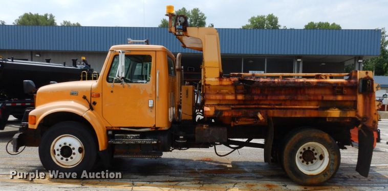 image for item LM9542 2001 International 4900  dump truck