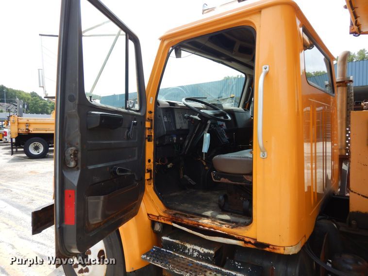 image for item LM9542 2001 International 4900  dump truck